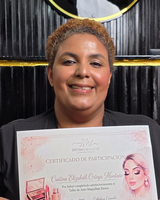 Cristina, alumna de Intimo Makeup, con su certificado