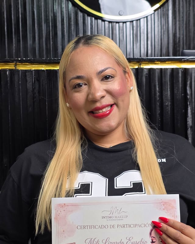 Mili, alumna de Intimo Makeup, con su certificado