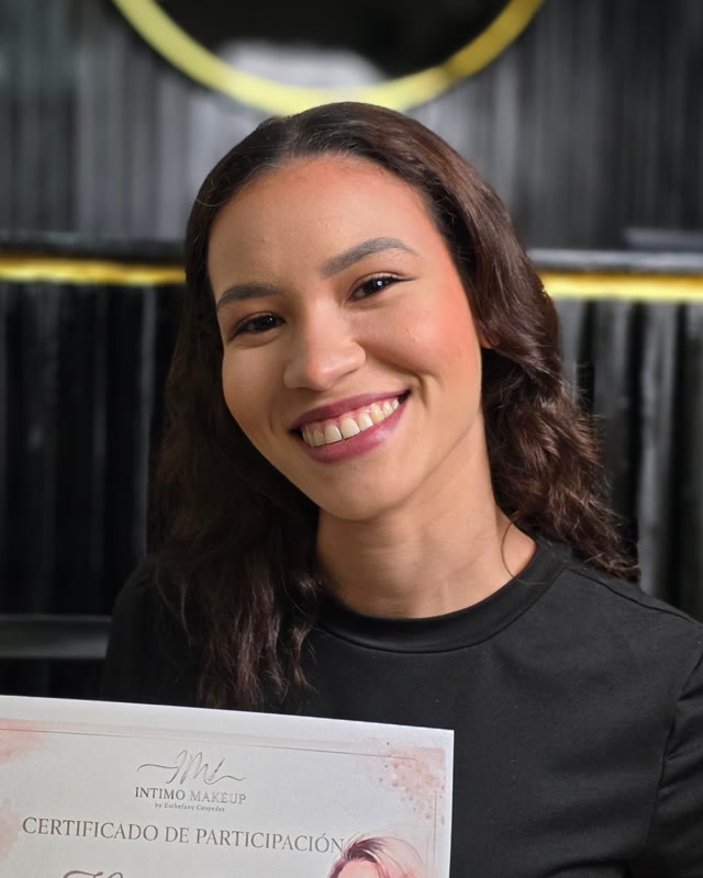 Horys, alumna de Intimo Makeup, con su certificado