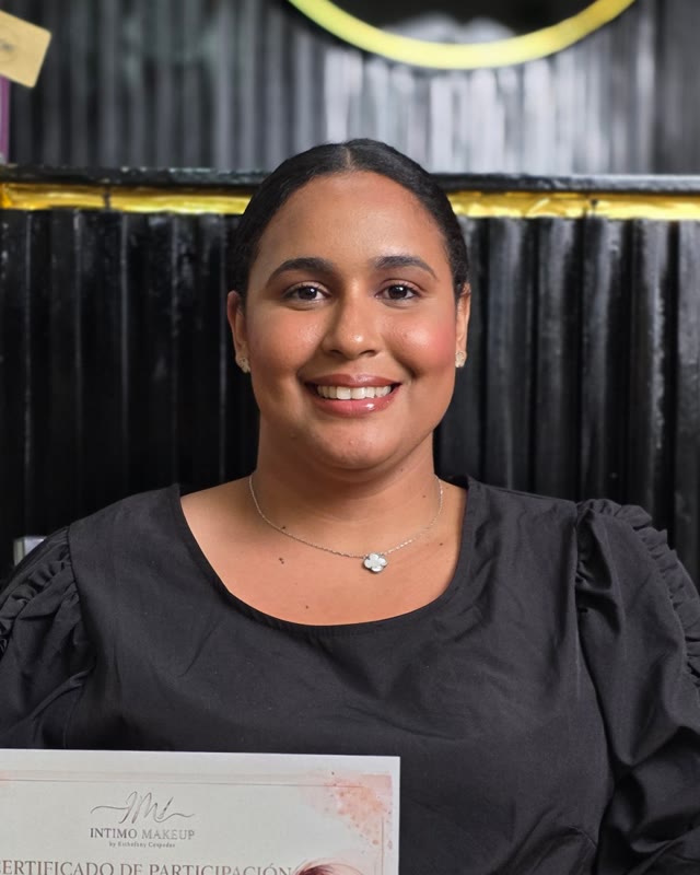 Gemarly, alumna de Intimo Makeup, con su certificado
