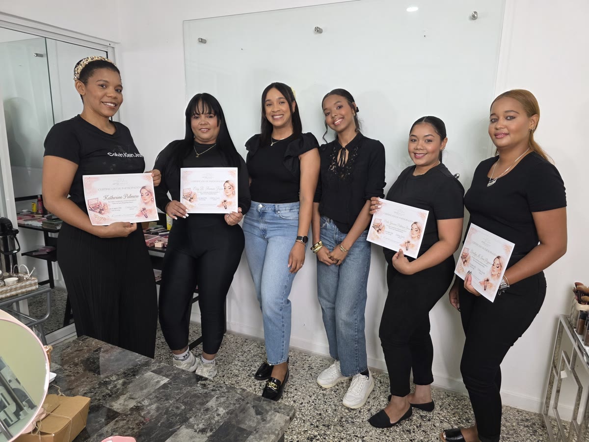 Alumnas del taller de agosto con su certificado