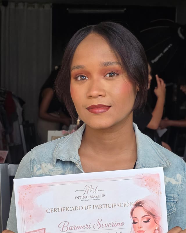Barmeri, alumna de Intimo Makeup, con su certificado