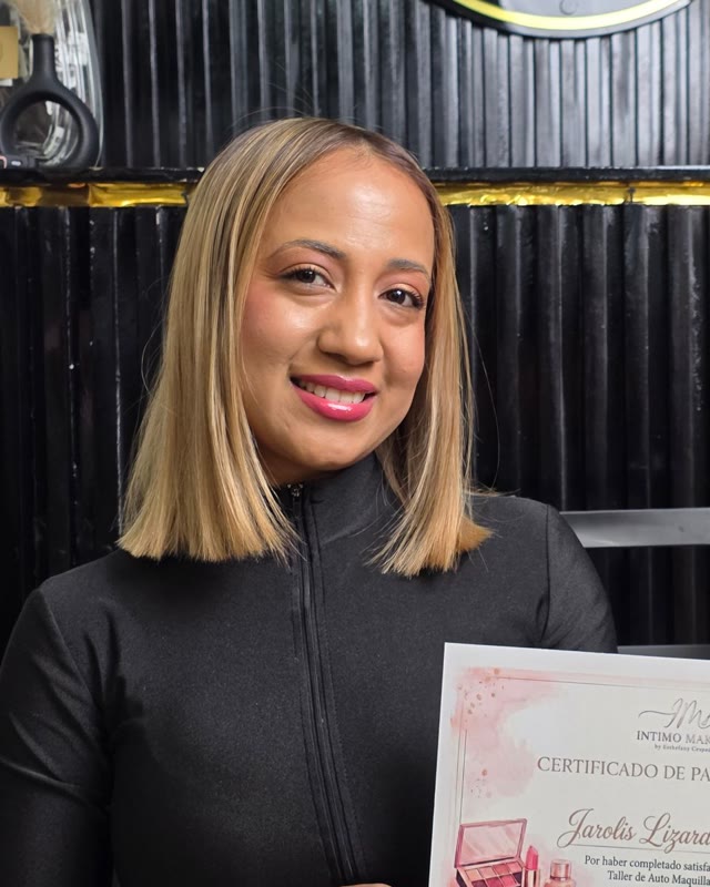 Jarolis, alumna de Intimo Makeup, con su certificado