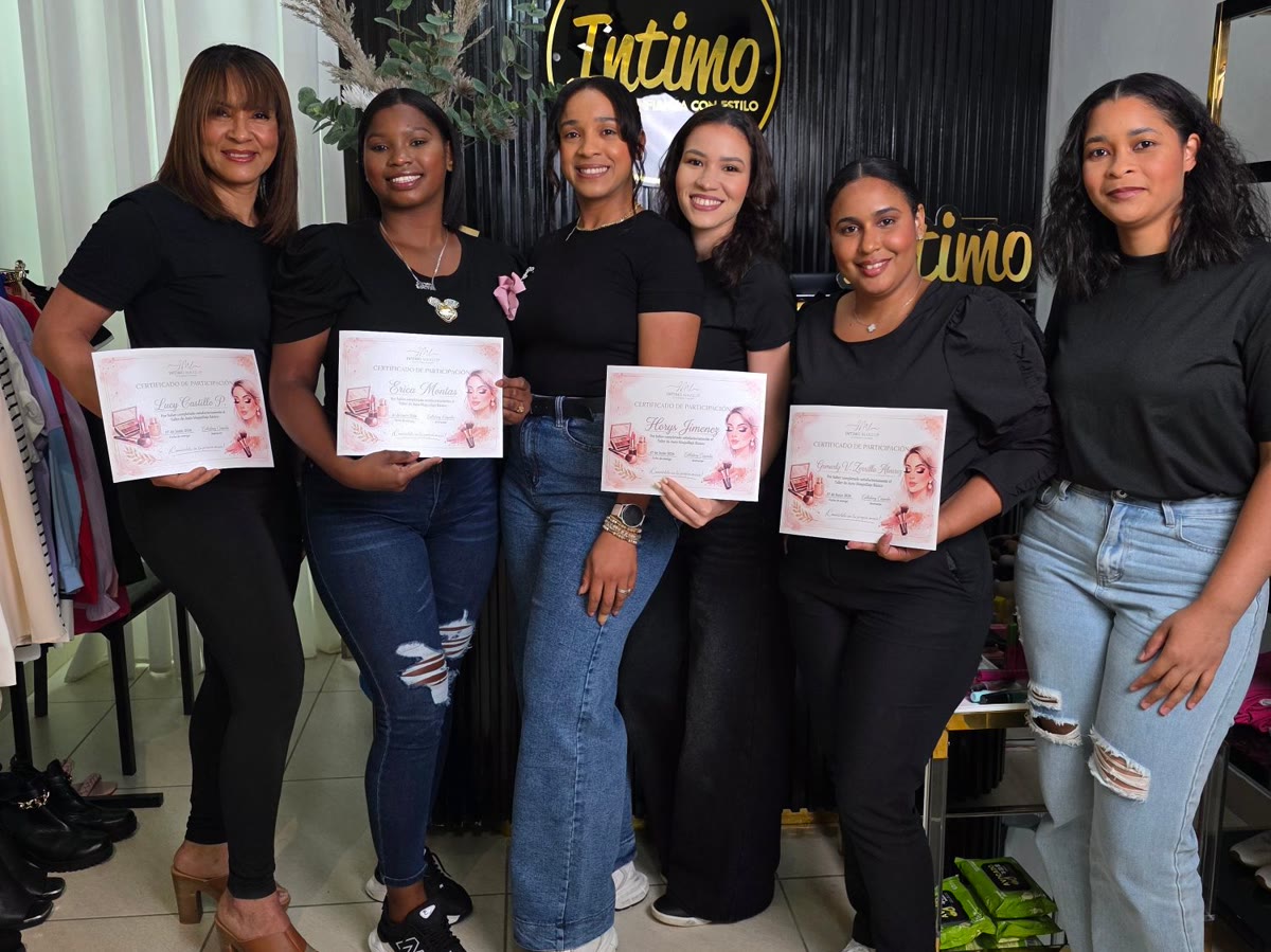Grupo de alumnas al terminar el taller de automaquillaje