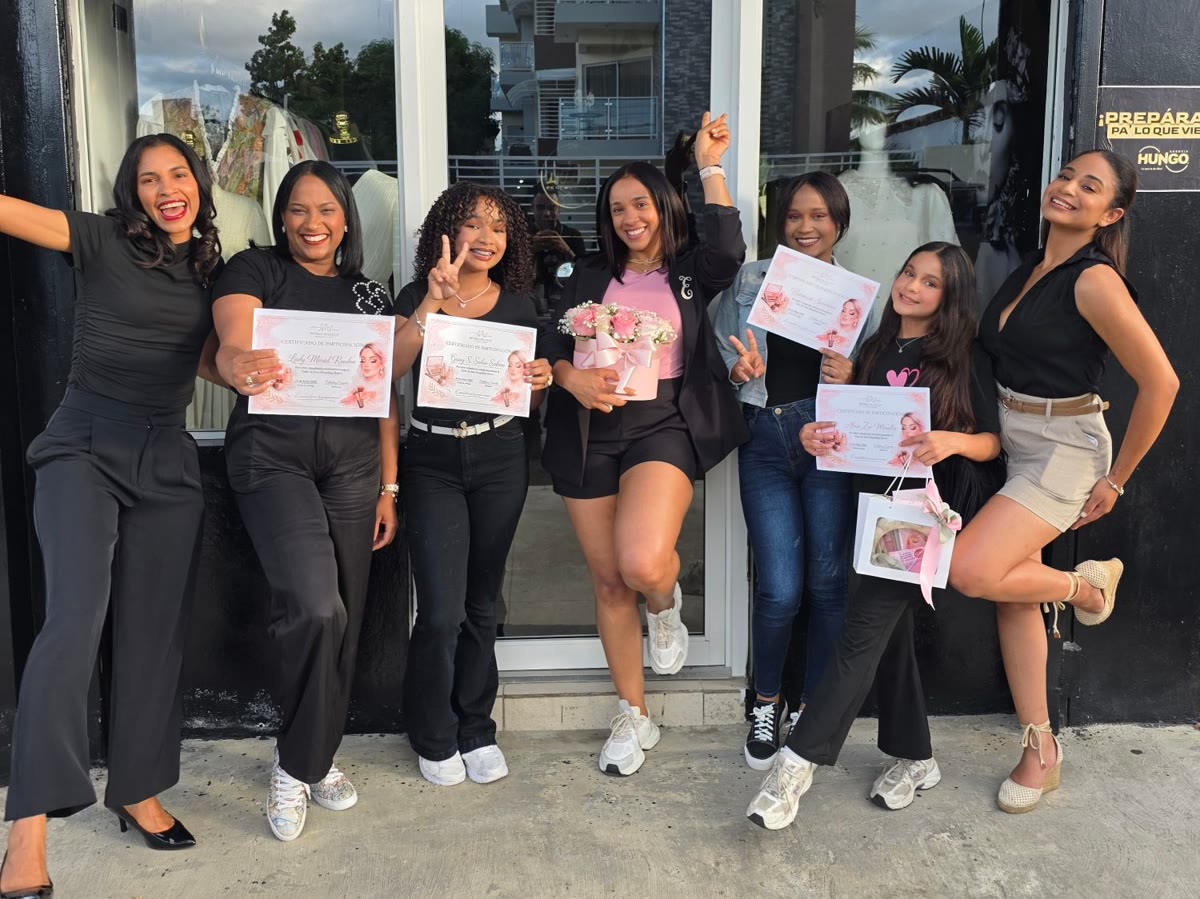 Alumnas celebrando frente a Intimo con su certificado