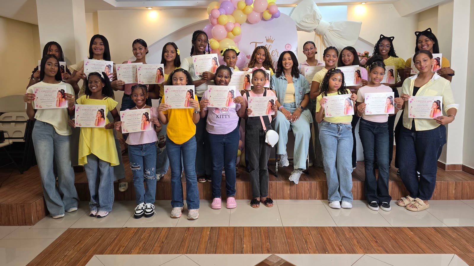 Grupo grande de alumnas del taller de verano de Intimo Makeup con sus certificados